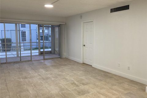 Copropriété à vendre à Pembroke Pines, Floride: 2 chambres, 102.19 m2 № 1316156 - photo 19