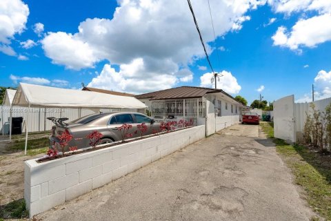 Immobilier commercial à vendre à Miami, Floride: 152.17 m2 № 1356745 - photo 1