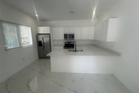 House in Miami, Florida 4 bedrooms № 1356779 - photo 3