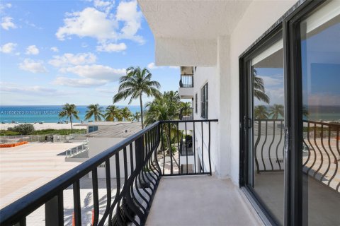 Condo in Miami Beach, Florida, 2 bedrooms  № 1356827 - photo 15