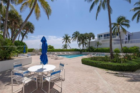 Condo in Miami Beach, Florida, 2 bedrooms  № 1356827 - photo 23