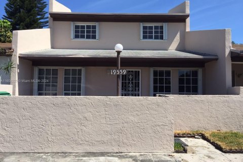 Townhouse in Miami Gardens, Florida 3 bedrooms, 155.89 sq.m. № 1356782 - photo 1