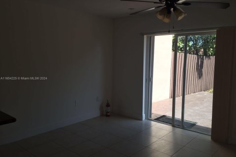 Townhouse in Miami Gardens, Florida 3 bedrooms, 155.89 sq.m. № 1356782 - photo 4