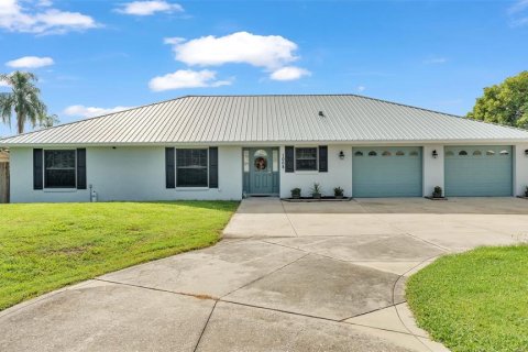 House in Auburndale, Florida 3 bedrooms, 208.47 sq.m. № 1344471 - photo 1