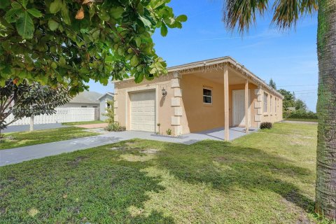 House in Lake Worth, Florida 3 bedrooms, 117.8 sq.m. № 752170 - photo 1