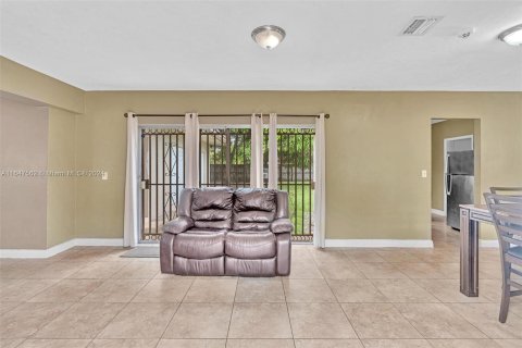 House in North Miami Beach, Florida 4 bedrooms № 1330543 - photo 3