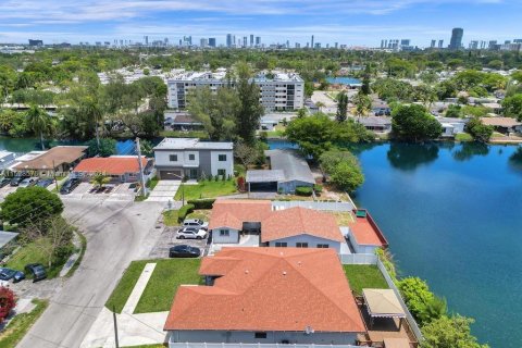 Villa ou maison à vendre à Hallandale Beach, Floride: 4 chambres, 196.4 m2 № 981458 - photo 6