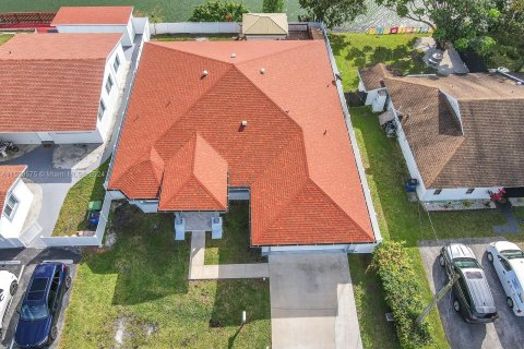 Villa ou maison à vendre à Hallandale Beach, Floride: 4 chambres, 196.4 m2 № 981458 - photo 2