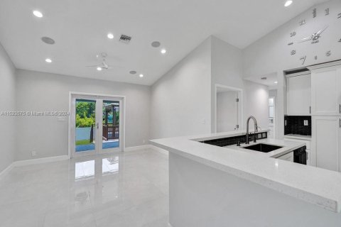 Villa ou maison à vendre à Hallandale Beach, Floride: 4 chambres, 196.4 m2 № 981458 - photo 30