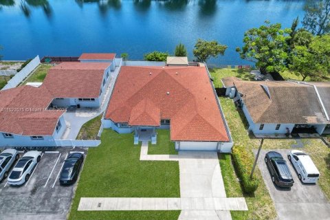 Villa ou maison à vendre à Hallandale Beach, Floride: 4 chambres, 196.4 m2 № 981458 - photo 4