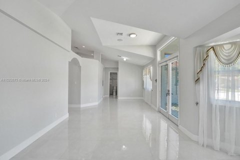 Villa ou maison à vendre à Hallandale Beach, Floride: 4 chambres, 196.4 m2 № 981458 - photo 16