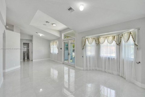 Villa ou maison à vendre à Hallandale Beach, Floride: 4 chambres, 196.4 m2 № 981458 - photo 17