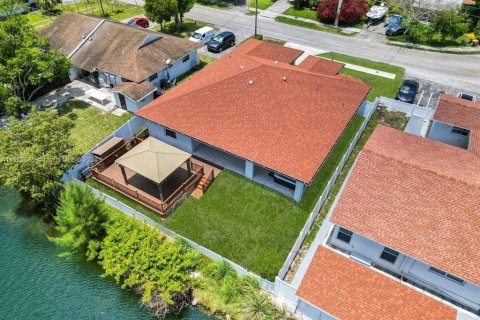 Villa ou maison à vendre à Hallandale Beach, Floride: 4 chambres, 196.4 m2 № 981458 - photo 9