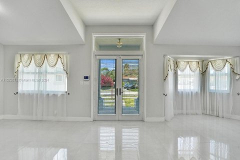 Villa ou maison à vendre à Hallandale Beach, Floride: 4 chambres, 196.4 m2 № 981458 - photo 21