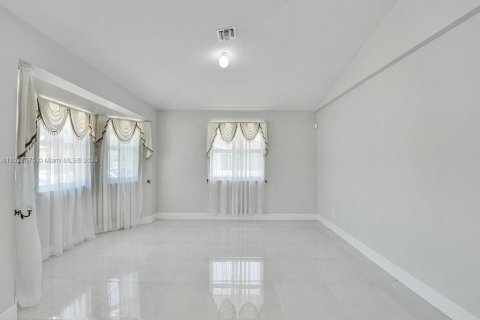 Villa ou maison à vendre à Hallandale Beach, Floride: 4 chambres, 196.4 m2 № 981458 - photo 20