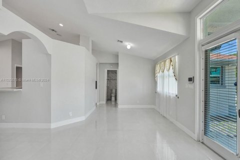 Villa ou maison à vendre à Hallandale Beach, Floride: 4 chambres, 196.4 m2 № 981458 - photo 23