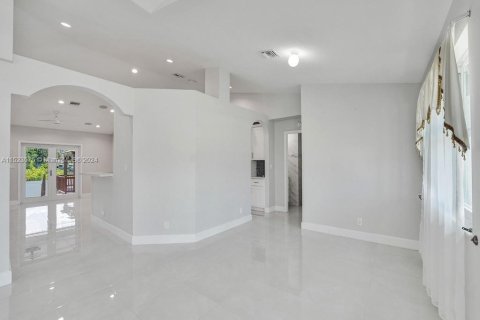Villa ou maison à vendre à Hallandale Beach, Floride: 4 chambres, 196.4 m2 № 981458 - photo 22