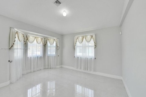 Villa ou maison à vendre à Hallandale Beach, Floride: 4 chambres, 196.4 m2 № 981458 - photo 19