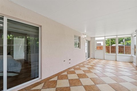 House in Miami, Florida 3 bedrooms, 120.49 sq.m. № 1310157 - photo 30