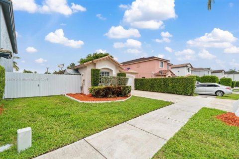 House in Miami, Florida 3 bedrooms, 120.49 sq.m. № 1310157 - photo 2