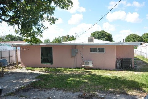 Villa ou maison à vendre à Hialeah, Floride: 3 chambres, 182.27 m2 № 1332399 - photo 4