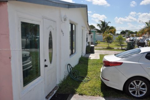 House in Hialeah, Florida 3 bedrooms, 182.27 sq.m. № 1332399 - photo 3