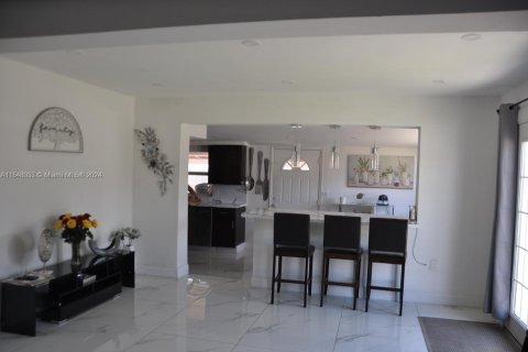 Casa en venta en Hialeah, Florida, 3 dormitorios, 182.27 m2 № 1332399 - foto 11