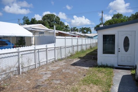 Villa ou maison à vendre à Hialeah, Floride: 3 chambres, 182.27 m2 № 1332399 - photo 2