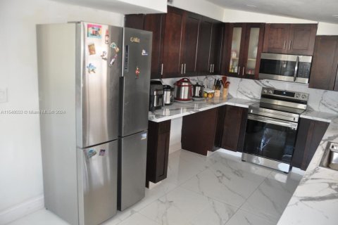 Casa en venta en Hialeah, Florida, 3 dormitorios, 182.27 m2 № 1332399 - foto 16