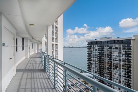 Condo in Miami, Florida, 2 bedrooms  № 874068 - photo 18