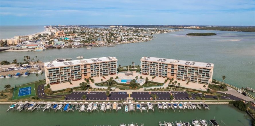 Condo in Treasure Island, Florida, 2 bedrooms  № 1361144