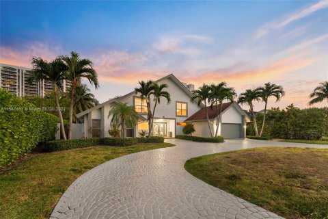 Casa en venta en Hallandale Beach, Florida, 5 dormitorios, 355.63 m2 № 1176108 - foto 1