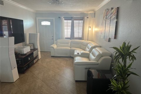 Condo in Hialeah, Florida, 2 bedrooms  № 1329293 - photo 1