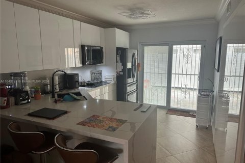 Copropriété à vendre à Hialeah, Floride: 2 chambres, 89.19 m2 № 1329293 - photo 2