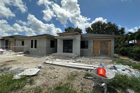 House in Miami, Florida 4 bedrooms, 192.4 sq.m. № 1290952 - photo 1