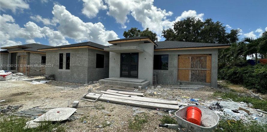 House in Miami, Florida 4 bedrooms, 192.4 sq.m. № 1290952