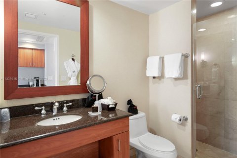 Condo in Sunny Isles Beach, Florida, 2 bedrooms  № 303549 - photo 17