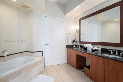 Condo in Sunny Isles Beach, Florida, 2 bedrooms  № 303549 - photo 8