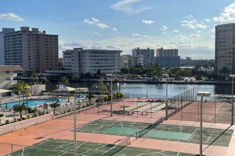 Condo in Hallandale Beach, Florida, 2 bedrooms  № 1347723 - photo 1