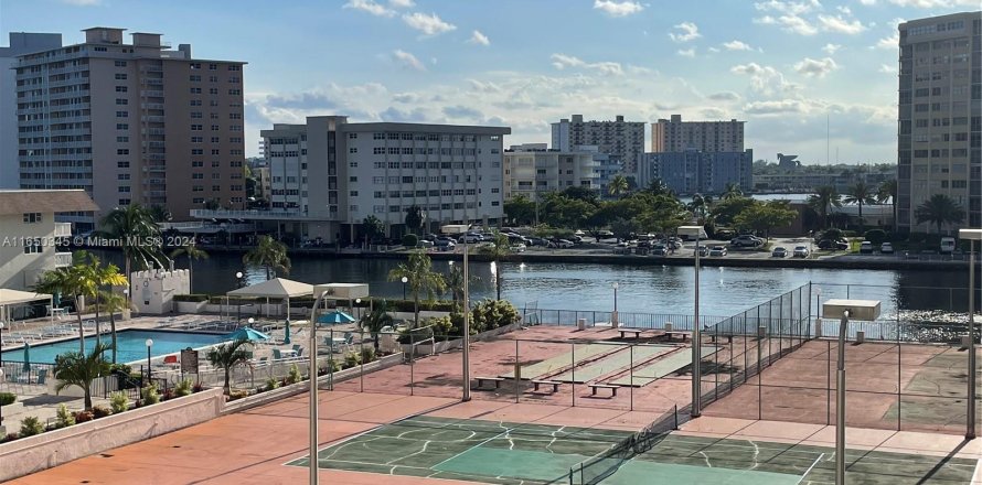 Condo in Hallandale Beach, Florida, 2 bedrooms  № 1347723