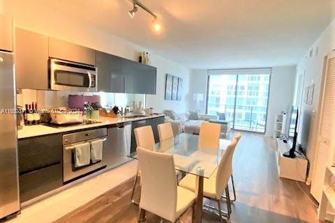 Condominio en alquiler en Miami, Florida, 1 dormitorio, 79.15 m2 № 1347725 - foto 1