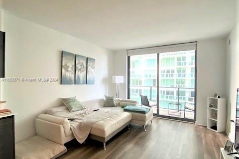 Condominio en alquiler en Miami, Florida, 1 dormitorio, 79.15 m2 № 1347725 - foto 2