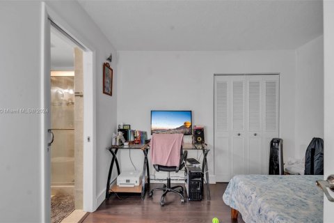 Condo in Miami Beach, Florida, 2 bedrooms  № 1347722 - photo 17