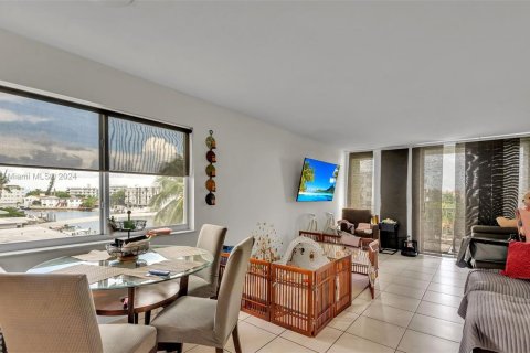 Condo in Miami Beach, Florida, 2 bedrooms  № 1347722 - photo 8