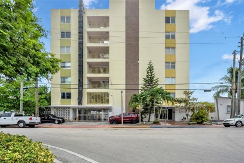 Condo in Miami Beach, Florida, 2 bedrooms  № 1347722 - photo 1