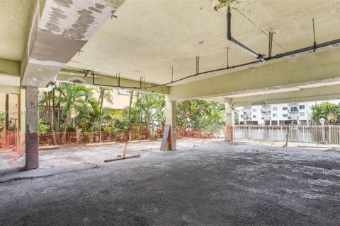 Condo in Miami Beach, Florida, 2 bedrooms  № 1347722 - photo 21