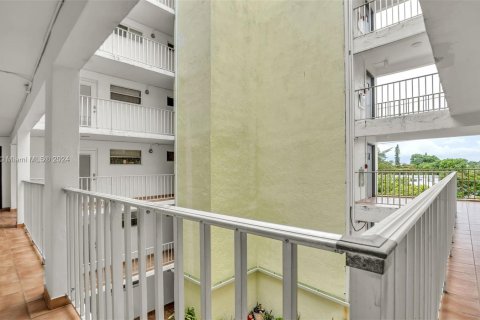 Condo in Miami Beach, Florida, 2 bedrooms  № 1347722 - photo 29