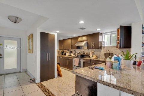 Condo in Miami Beach, Florida, 2 bedrooms  № 1347722 - photo 6