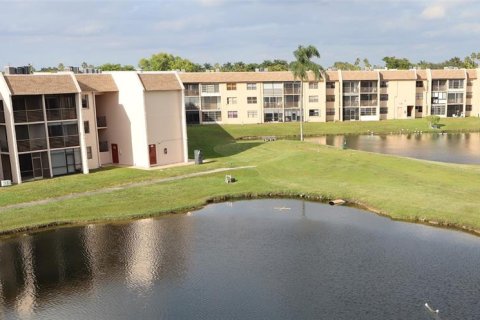 House in Sunrise, Florida 2 bedrooms, 103.12 sq.m. № 1083914 - photo 1