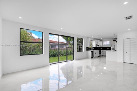 Townhouse in Miami, Florida 5 bedrooms, 237.18 sq.m. № 1353883 - photo 9